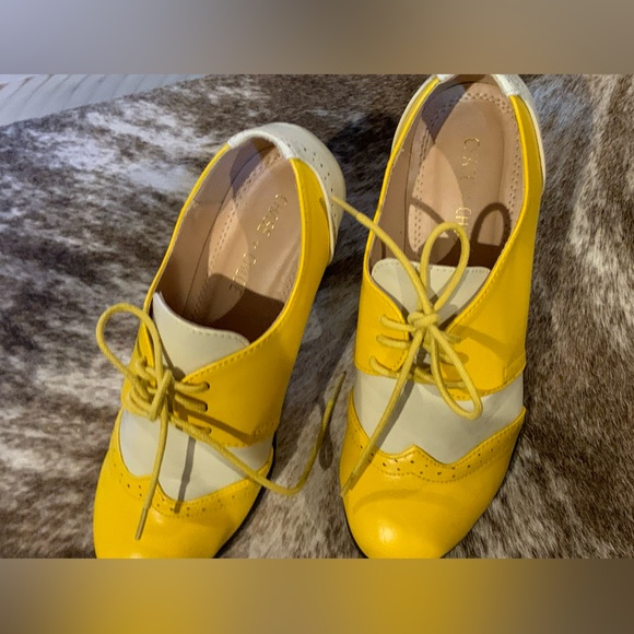 Chase & Chloe 7.5 yellow and white heels. - Picture 3 of 7